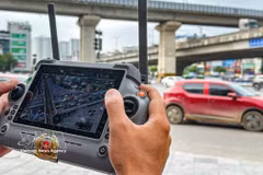 Un técnico controla un UAV para supervisar la situación del tráfico en la zona de la Circunvalación 3, en el tramo entre las calles Nguyen Xien y Nguyen Trai. (Foto: VNA)