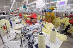 Confección de prendas para exportación en la empresa textil Tinh Loi, ciudad de Hai Phong. (Foto: VNA)