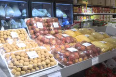 Frutas frescas de Vietnam a la venta en un supermercado de Francia. (Foto: VNA)