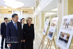 El secretario general del Partido Comunista y presidente de Vietnam, To Lam, y la presidenta del Consejo de la Federación (Senado) de la Asamblea Federal de Rusia, Valentina Matvienko, observan una exposición fotográfica sobre las relaciones entre ambos países. (Foto: VNA)