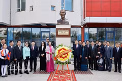 El presidente de la Asamblea Nacional de Vietnam, Tran Thanh Man, y su esposa posan para una foto de recuerdo junto a delegados ante el monumento a Ho Chi Minh en la Escuela Nº 14 Ho Chi Minh. (Foto: VNA)