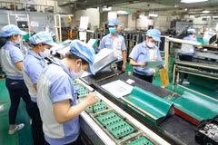 Producción de placas de circuito electrónico en la empresa Katolec Vietnam en el Parque Industrial Quang Minh (comuna de Quang Minh). Foto: hanoimoi.vn.