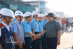 El primer ministro Pham Minh Chinh insta y anima a las fuerzas de construcción del proyecto del Aeropuerto Internacional de Long Thanh (Dong Nai). Foto: VNA 