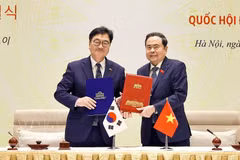 El presidente de la Asamblea Nacional de Vietnam, Tran Thanh Man, y el entonces presidente de la Asamblea Nacional de Corea del Sur, Woo Won Shik, firman un Memorando de Entendimiento sobre la cooperación. Foto: VNA