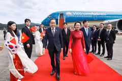 El presidente de la Asamblea Nacional de Vietnam, Tran Thanh Man, y su esposa, Nguyen Thi Thanh Nga, junto con una delegación vietnamita de alto nivel, llegan a Corea del Sur. Foto: VNA
