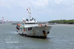 El buque 743 traslada al pescador Truong Van Chung de regreso al puerto al mediodía del 18 de agosto de 2026. Foto: Doan Manh Duong/VNA