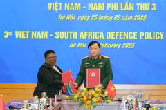 El viceministro de Defensa de Vietnam, Hoang Xuan Chien, y la secretaria general interina de Defensa de Sudáfrica, Thobekile Gamede. (Foto: VNA)