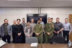 El profesor asociado Vu Viet Hung (tercero desde la izquierda en la primera fila) posa para una foto con estudiantes y miembros de la Real Escuela Militar de Canadá. (Foto: Proporcionada por el entrevistado)