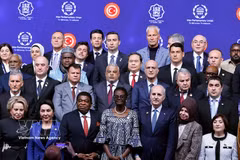 El presidente de la Asamblea Nacional de Vietnam, Tran Thanh Man, junto con jefes de las delegaciones participantes en el evento. (Foto: VNA)