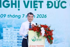 El primer ministro Le Minh Hung interviene en la ceremonia de inauguración de la sede de Ninh Binh del Hospital de Amistad Vietnam-Alemania. (Foto: VNA)
