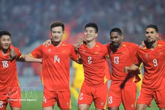Do Duy Manh (centro) celebra con sus compañeros tras marcar el gol inicial en el minuto 6. (Foto: VNA)