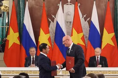 El secretario general To Lam y el presidente Vladimir Putin presenciaron la entrega, por parte del viceprimer ministro y canciller vietnamita Bui Thanh Son y del viceprimer ministro ruso Dmitry Chernyshenko, del Acuerdo sobre cooperación en el sector de petróleo y gas y del Protocolo sobre el funcionamiento de las empresas conjuntas Vietsovpetro y Rusvietpetro. (Foto: VNA)