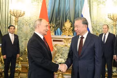 El secretario general del Partido Comunista de Vietnam, To Lam, se reúne con el presidente ruso, Vladimir Putin, en Moscú. (Foto: VNA)