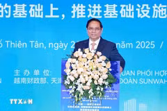 El primer ministro Pham Minh Chinh interviene en el Foro de Conexión Empresarial Vietnam-China en Tianjin (Foto: VNA)