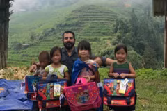 El exembajador de Panamá, Servio S. Samudio, posa para una foto con niños de las zonas montañosas de Vietnam. (Foto: VNA)