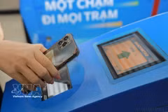 Sistema de control de acceso automático que integra identificación y autenticación electrónica, reconocimiento biométrico y pagos sin efectivo para los pasajeros de la línea ferroviaria Cat Linh-Ha Dong (diciembre de 2025). (Foto: VNA)