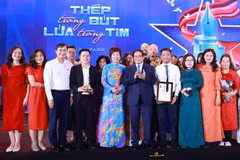 El primer ministro Pham Minh Chinh junto a los dirigentes, periodistas, editores y autores galardonados en la XIX edición del Premio Nacional de Periodismo 2024 de la Agencia Vietnamita de Noticias. (Foto: VNA)