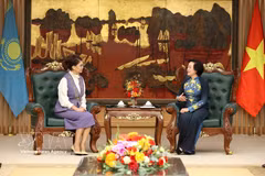 La viceprimera ministra vietnamita Pham Thi Thanh Tra, y Aida Balayeva, viceprimera ministra y titular de Cultura e Información de Kazajistán. Foto: VNA