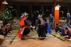 Los Dao rojos interpretan una danza con palos, contribuyendo a incorporar la cultura autóctona a los programas de experiencias turísticas. (Foto: VNA)