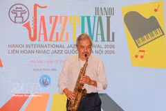 El artista Quyen Van Minh actúa en el programa de presentación del proyecto del Festival Internacional de Jazz de Hanoi 2026 (Hanoi Jazztival 2026). Foto: VNA