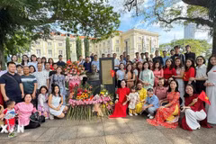 La comunidad vietnamita en Singapur deposita flores ante la estatua del Presidente Ho Chi Minh en el Museo de las Civilizaciones Asiáticas de Singapur para conmemorar el 80.º aniversario de la Revolución de Agosto y el Día Nacional el 2 de septiembre. (Foto: VNA)