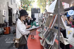 Visitantes recorren el espacio de exhibición de los títulos más populares en la Calle del Libro de Ciudad Ho Chi Minh. (Foto: VNA)