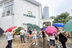 El grupo vista la Fábrica de Cerveza de Hanoi. (Foto: hanoimoi.vn)