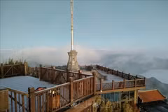 La escarcha cubre de blanco el área del mástil de la bandera en la cima del Fansipan. Foto: VNA