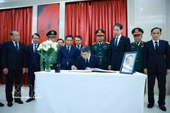 El primer ministro Le Minh Hung firma el libro de condolencias por el fallecimiento de Zhu Rongji, ex primer ministro del Consejo de Estado de China. (Foto: VNA)