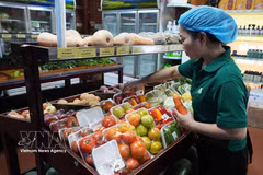 En el supermercado agrícola y alimentario orgánico Que Lam, en la ciudad de Hue, se venden frutas producidas mediante cadenas de suministro integradas y modelos de agricultura ecológica. (Foto: VNA)