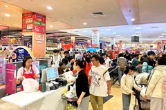 Consumidores compran en el supermercado. (Foto: Vietnam+)