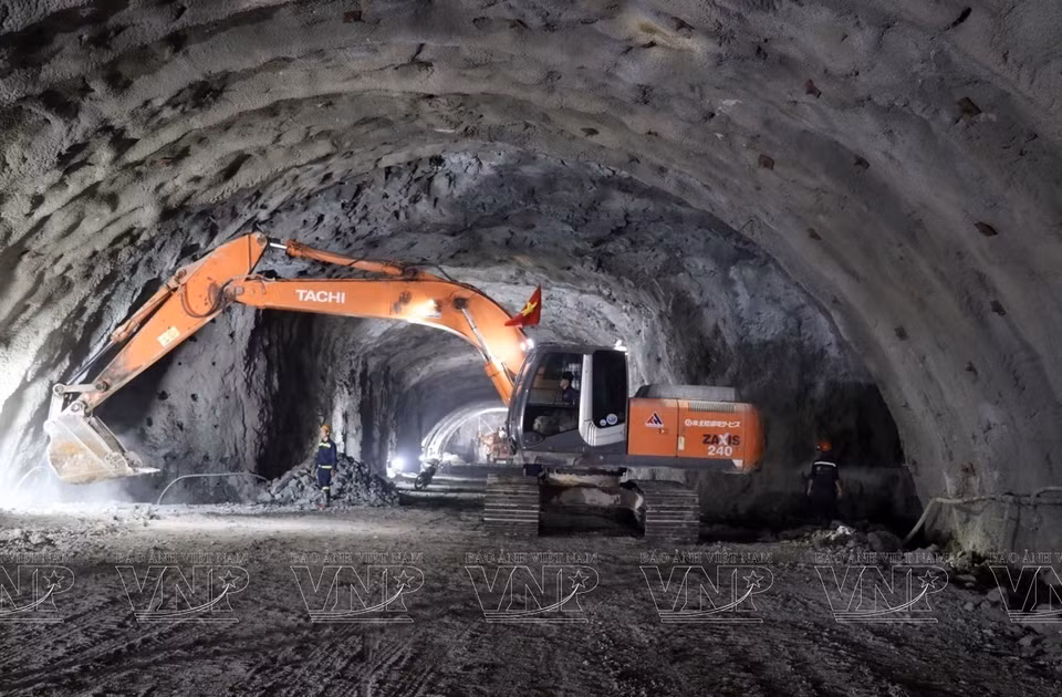 Trabajadores y equipos mecánicos en el área del túnel Tuy An (perteneciente al proyecto componente de la autopista Chi Thanh - Van Phong). (Fuente: VNA)