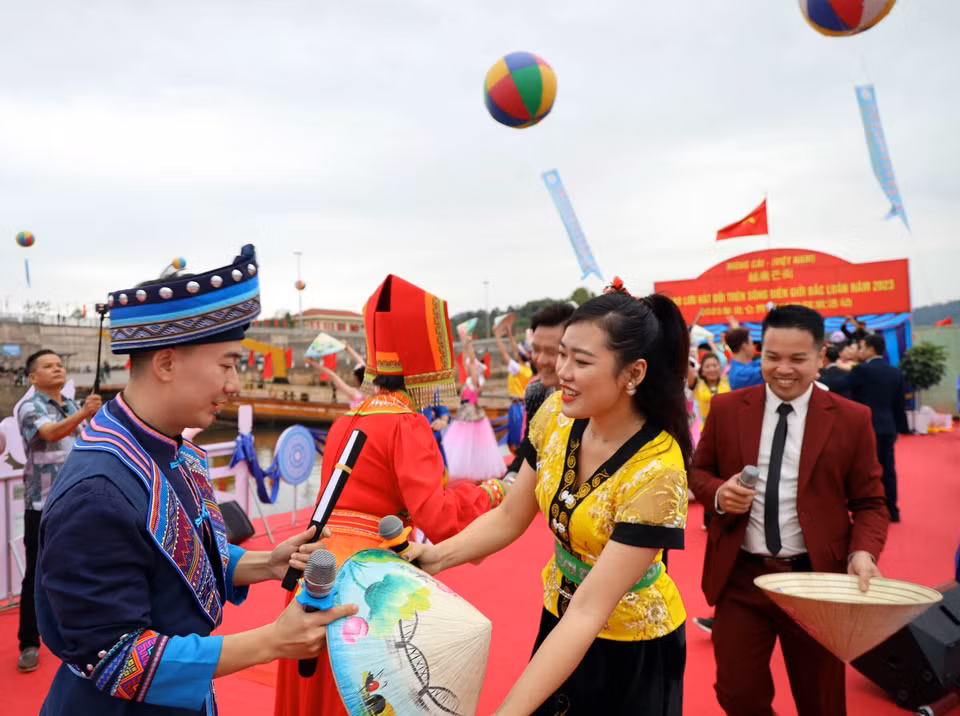 Programa de intercambio artístico en el río fronterizo Bac Luan entre jóvenes de las ciudades de Mong Cai (Vietnam) y Dong Xing (China) en el marco de la XV Feria Internacional Vietnam-China. (Fuente: VNA)