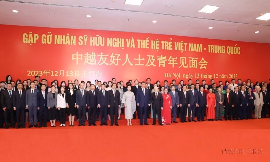 El secretario general del Comité Central del Partido Comunista de Vietnam, Nguyen Phu Trong, y el secretario general del Comité Central del Partido Comunista y presidente de China, Xi Jinping, se reunieron el 13 de diciembre de 2023 en el Centro Nacional de Convenciones de Hanoi con los intelectuales y jóvenes de los dos países. (Fuente: VNA)
