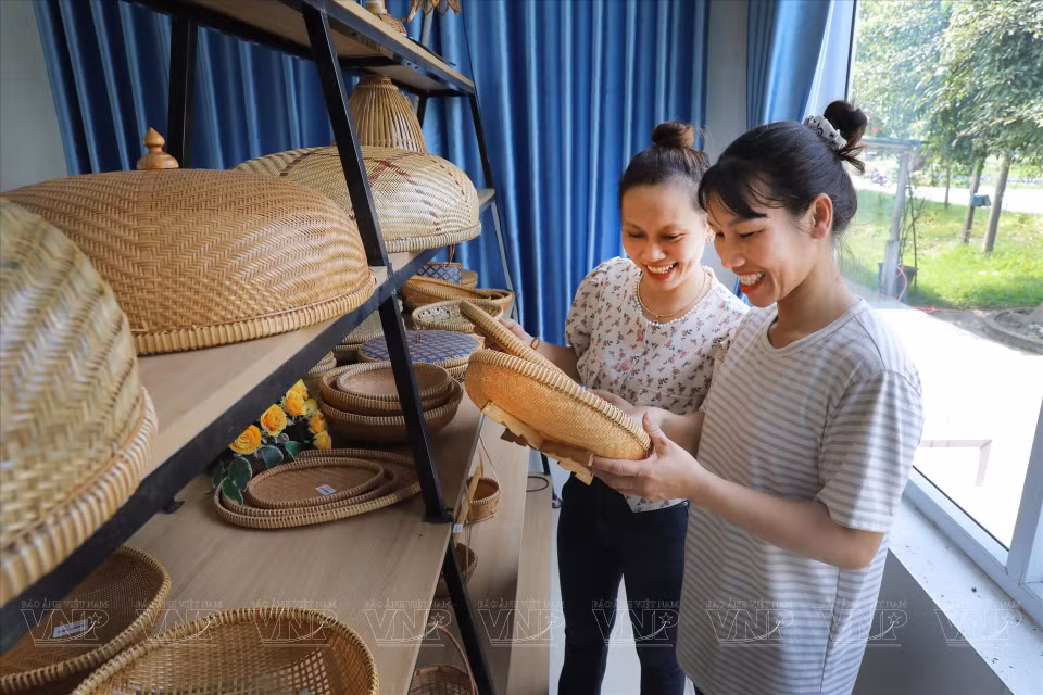 Los turistas eligen productos de bambú y ratán. (Foto: Revista Vietnam)