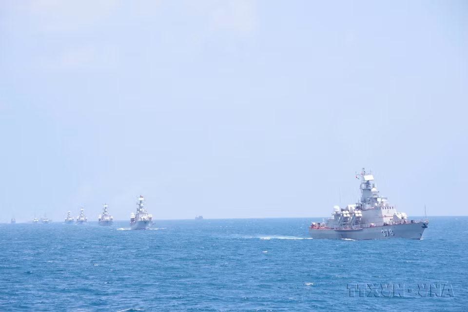 Actividades de entrenamiento y tiro real en el mar del Comando de la Región Naval 2 (2021). (Foto: VNA).