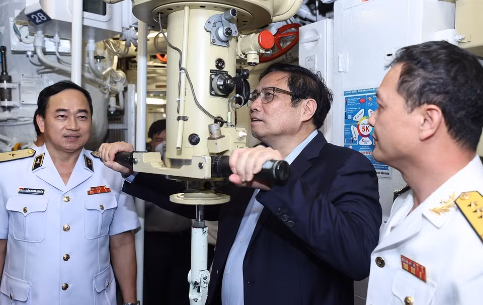 El primer ministro Pham Minh Chinh visita la 189 Brigada de Submarinos de la Armada (Khanh Hoa, 12 de marzo de 2022). (Foto: VNA).