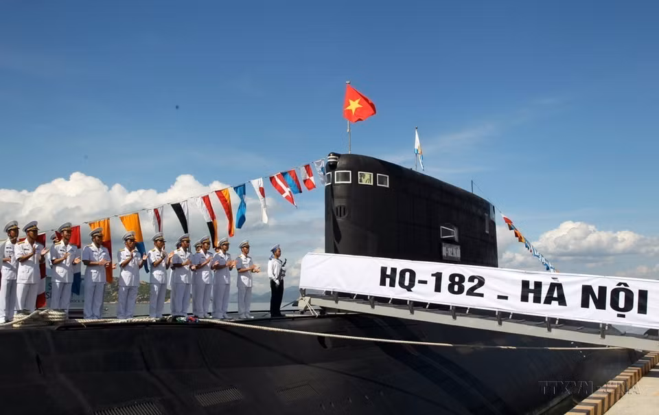 Ceremonia de izamiento de la bandera nacional de los submarinos HQ-182 Hanoi y HQ-183 Ciudad Ho Chi Minh (Khanh Hoa, 2014). (Foto: VNA).