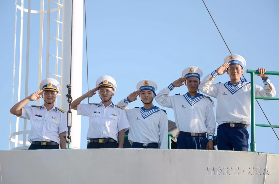 La Armada Popular de Vietnam es la fuerza clave en la salvaguardia de la soberanía del mar, las islas y la plataforma continental sagrada de la Patria, manteniendo un entorno de paz y estabilidad en el país y la región. (Foto: VNA).