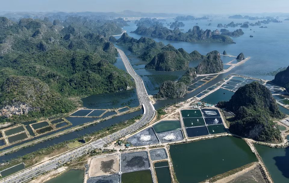 La ruta pasa por las salinas de los pueblos costeros. (Foto: VNA)