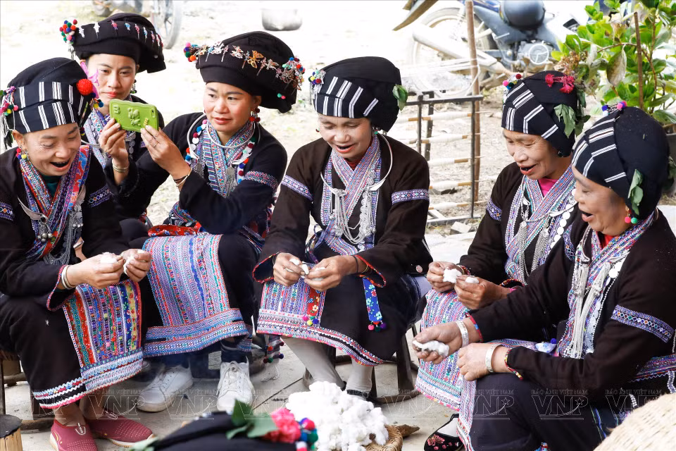 Las mujeres de las etnias Lao y Lu en el distrito de Tam Duong todavía mantienen la costumbre de teñirse los dientes de negro. (Foto: VNA)