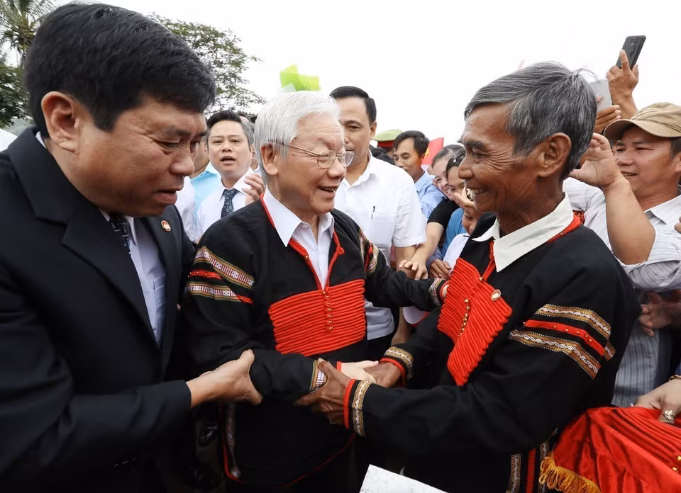 El secretario general del PCV, Nguyen Phu Trong, asiste a la fiesta de gran unidad nacional de las aldeas de la comuna de Dur Kmăl, distrito de Krong Ana, provincia de Dak Lak, en la Altiplanicie Occidental, el 11 de noviembre de 2018. (Foto: VNA)