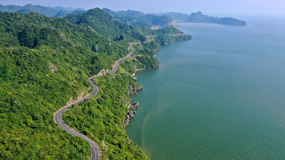 La hermosa carretera que atraviesa la isla serpentea a lo largo de la costa y lleva a los visitantes al archipiélago de Cat Ba. (Fuente: VNA)
