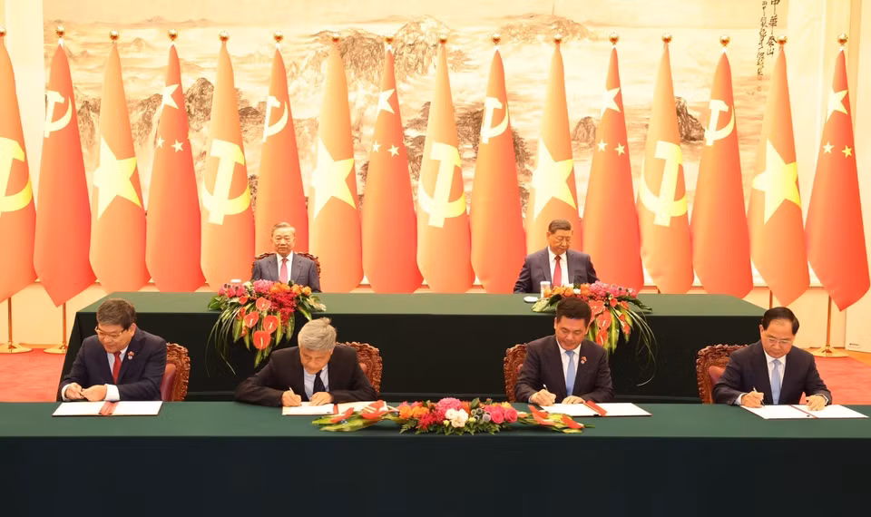El secretario general del Partido Comunista y presidente de Vietnam, To Lam, y su homólogo chino, Xi Jinping, presenciaron la firma de documentos de cooperación entre los dos países en Beijing, el 19 de agosto de 2024. (Foto: VNA)