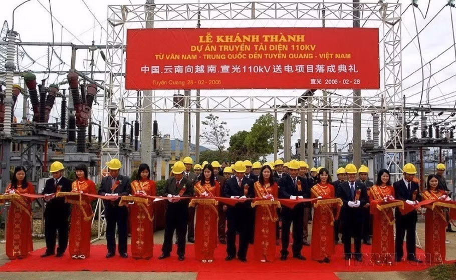 Ceremonia de inauguración del proyecto de transmisión eléctrica de 110 KV desde Yunnan (China) a Tuyen Quang (Vietnam), 28 de febrero de 2006. (Foto: VNA)