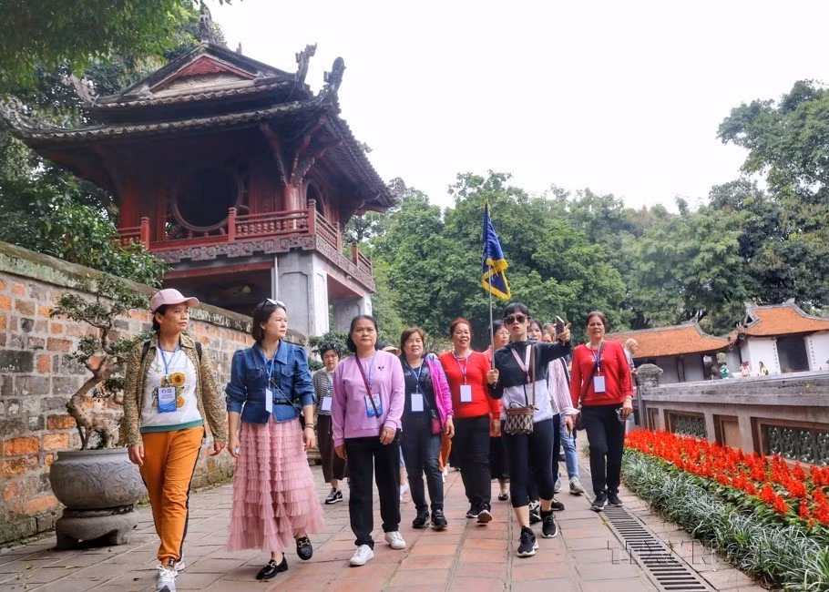 Hanoi recibió a los primeros turistas chinos tras la pandemia de la COVID-19 en marzo de 2023. (Foto: VNA)