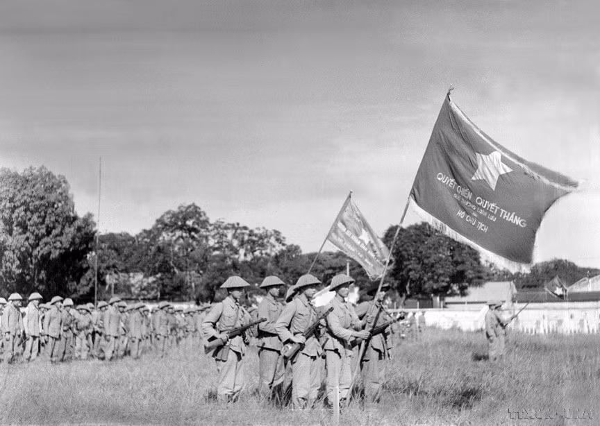 Una unidad de la División de la Capital, enarbolando la bandera “Determinación para luchar, determinación para vencer” entregada por el Presidente Ho Chi Minh realizó la primera ceremonia de izado de bandera después de la liberación de Hanoi, en el patio de Cot Co (Torre de la Bandera), actual puerta de Doan Mon de la Ciudadela Imperial de Thang Long. (Fuente: VNA)
