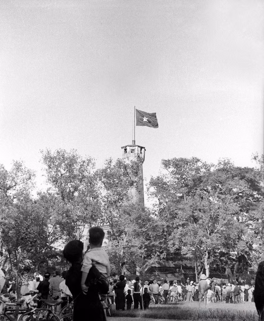 Los pobladores miraron con orgullo y alegría a la Torre de la Bandera de Hanoi y la insignia nacional. (Fuente: VNA)