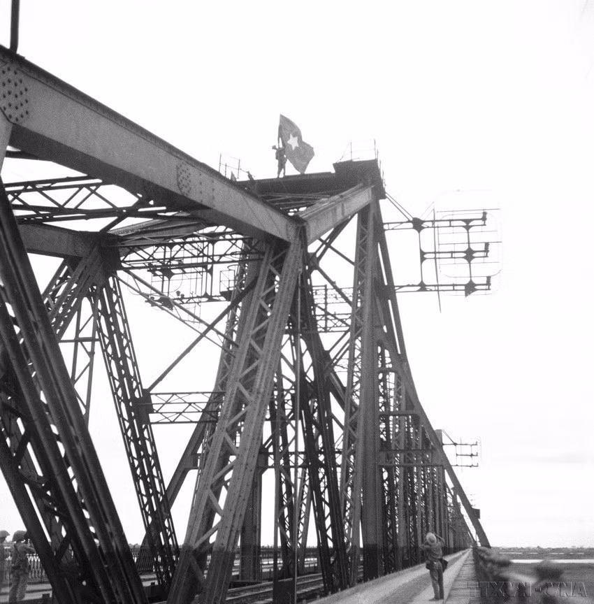 Un soldado colocó la bandera de la liberación en el puente Long Bien. (Fuente: VNA)