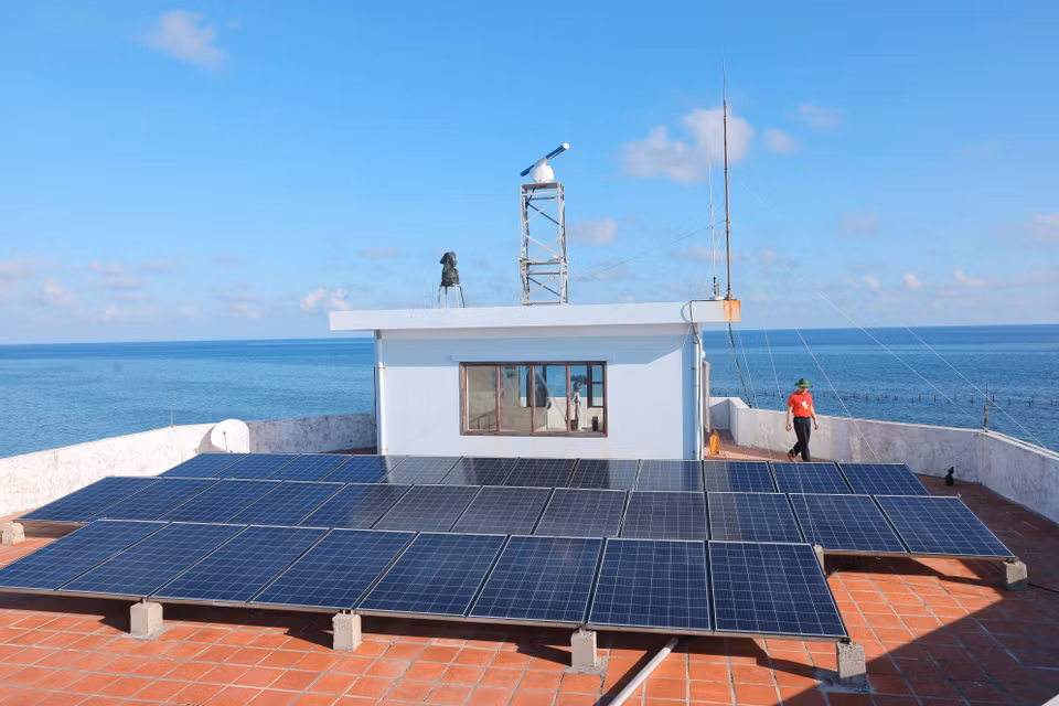 Los sistemas de energía solar están instalados en las islas del distrito insular de Truong Sa, a fin de atender las necesidades de los oficiales y pobladores locales. (Foto: VNA)